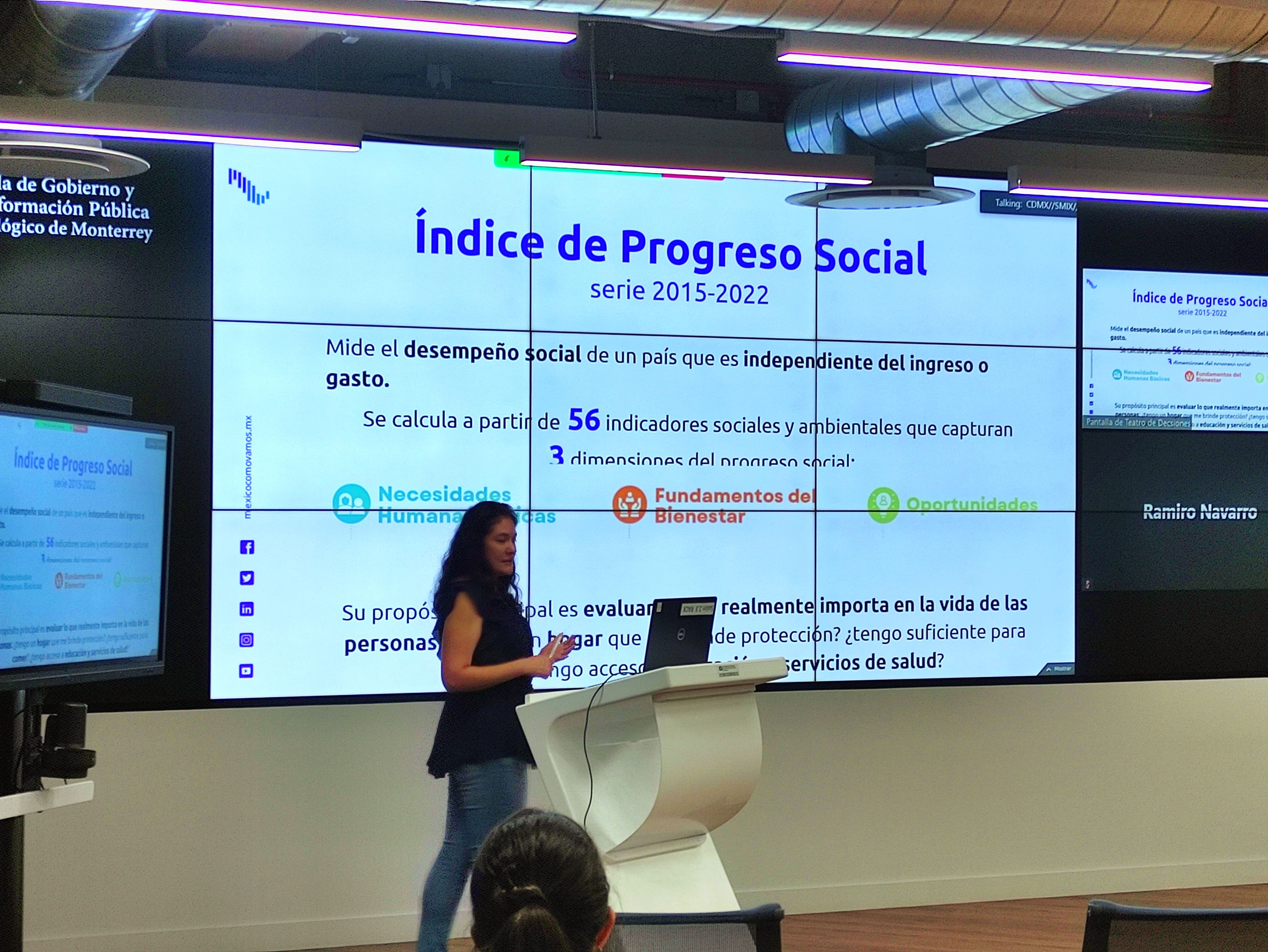 Adriana García exponiendo sobre el indice de progreso social