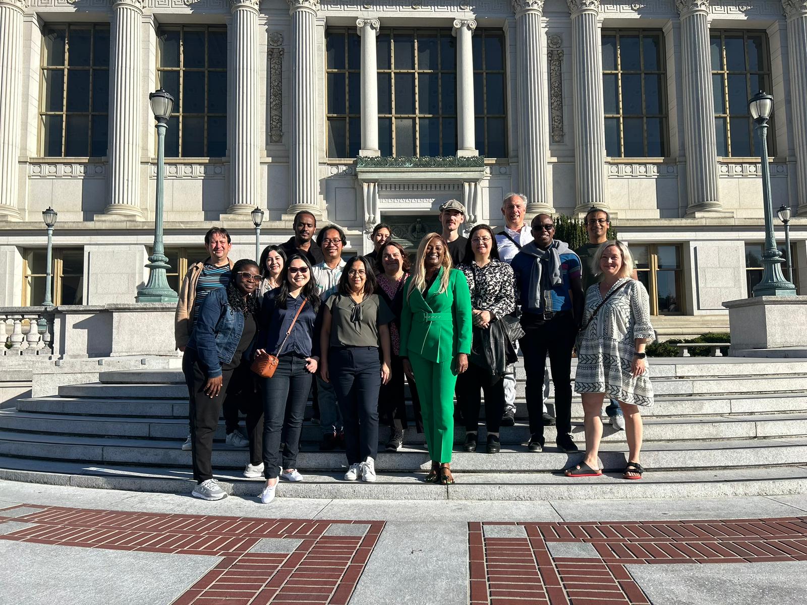 Mónica Belén Hernández, del DPP con estudiantes doctorales de varios países.