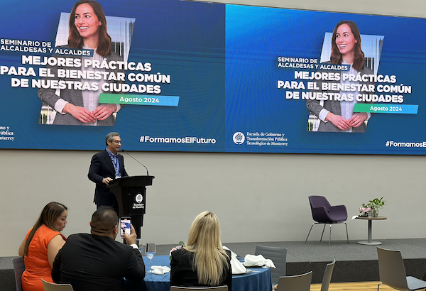 Pablo de la Peña dando bienvenida al seminario de alcaldes