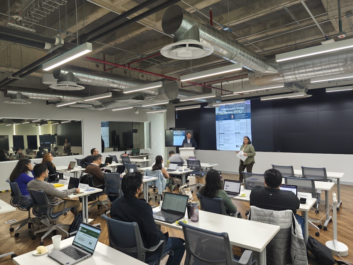 Estudiantes fortalecen competencias en Visualización de Datos con profesor de Stevens University