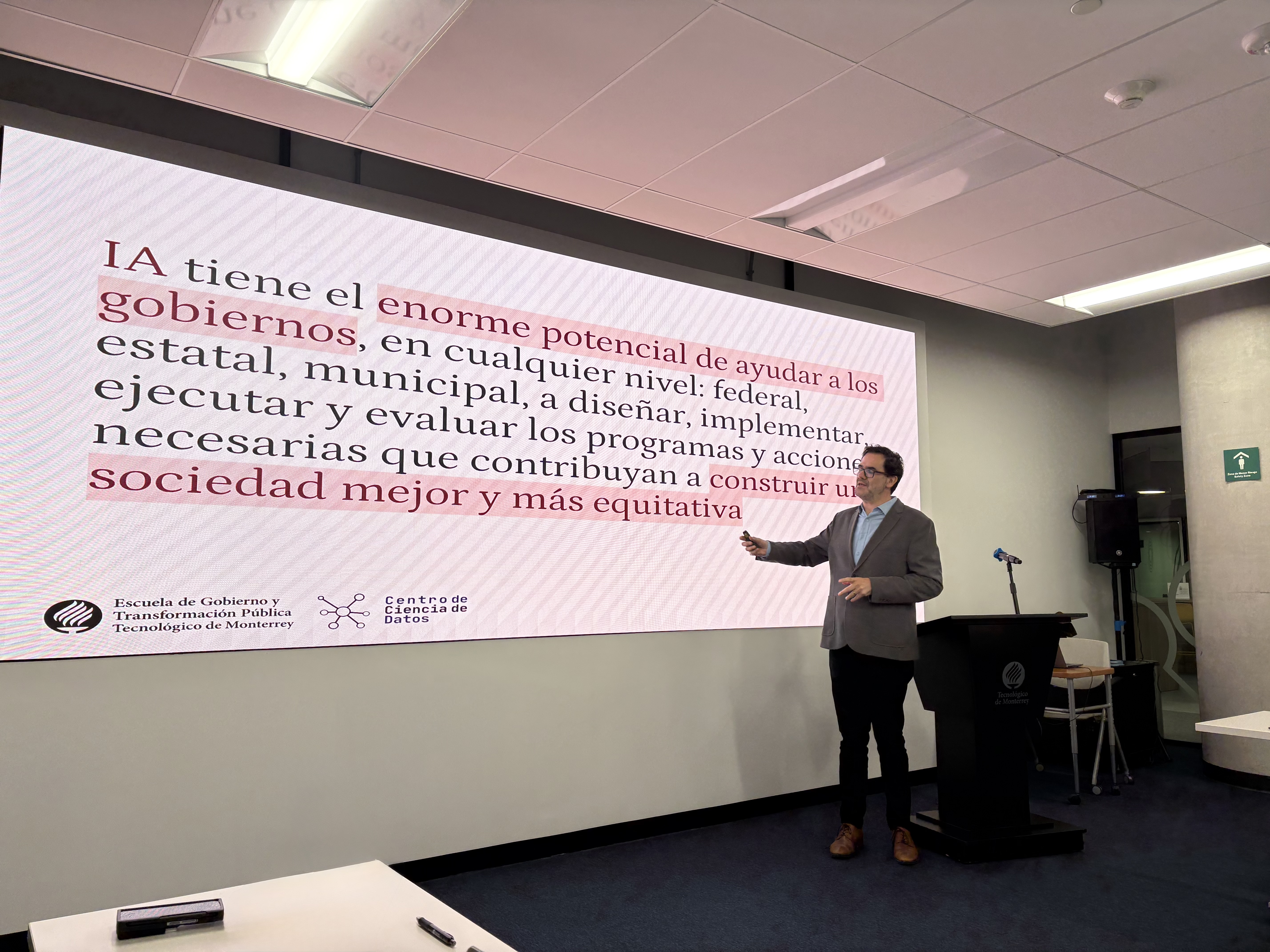 Adolfo De Unánue impartiendo masterclass
