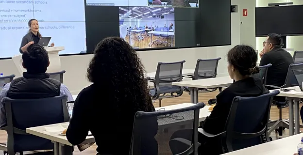 Los Efectos a Largo Plazo de las Escuelas Basadas en Televisión