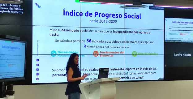 Adriana García exponiendo sobre el indice de progreso social