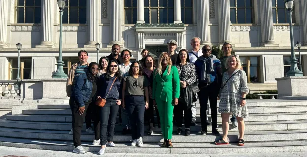 Mónica Belén Hernández, del DPP con estudiantes doctorales de varios países.