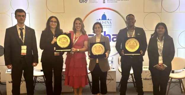 Ileana del Castillo junto con su equipo en Raisina Dialogue 2025