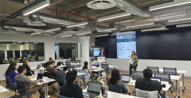 Estudiantes fortalecen competencias en Visualización de Datos con profesor de Stevens University