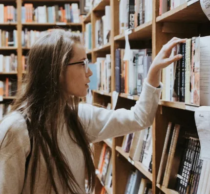 mujer en biblioteca