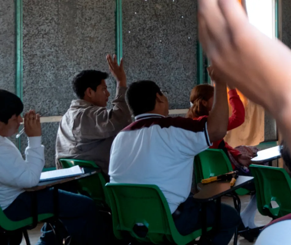 Estudiantes participando en salón de clases