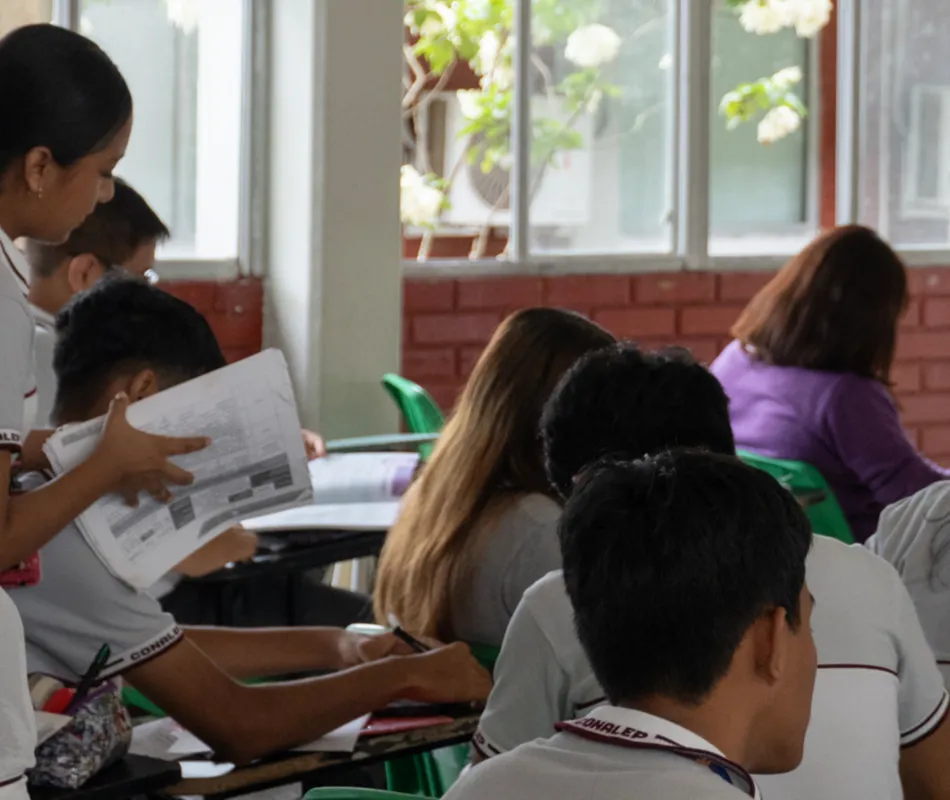 IEEC Estudiantes en clase aprendiendo