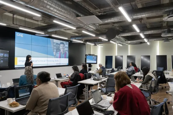 Profesorado de la Escuela de Ciencias Sociales y Gobierno tomando un curso