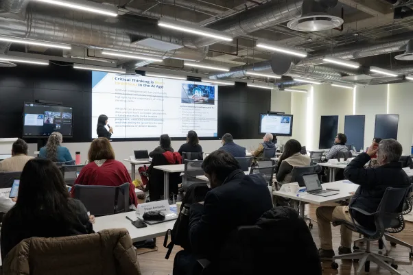 Profesorado de la Escuela de Ciencias Sociales y Gobierno tomando un curso