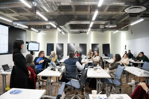 Profesorado de la Escuela de Ciencias Sociales y Gobierno tomando un curso