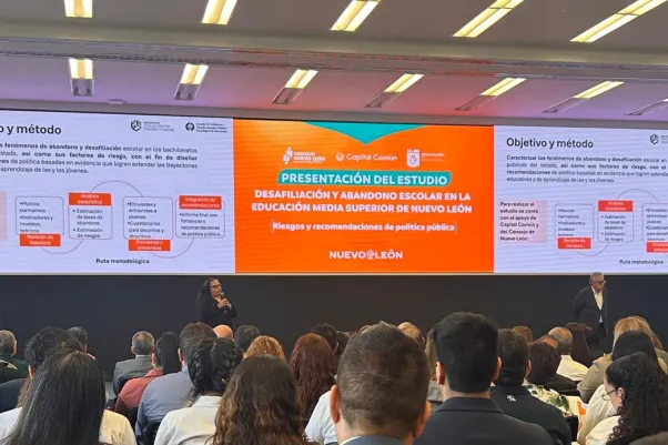 Profesorado presentando estudio de abandono en sede Monterrey
