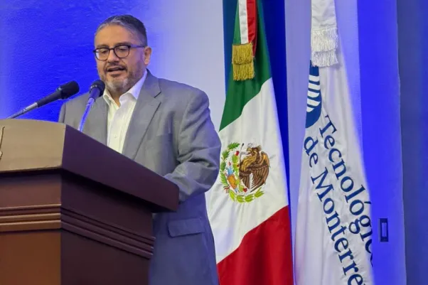 Marco Fernández presenta Aprender Parejo en Querétaro